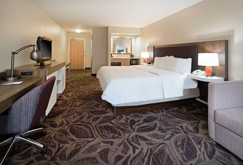 스탠다드 스튜디오, Hampton Inn & Suites Bremerton