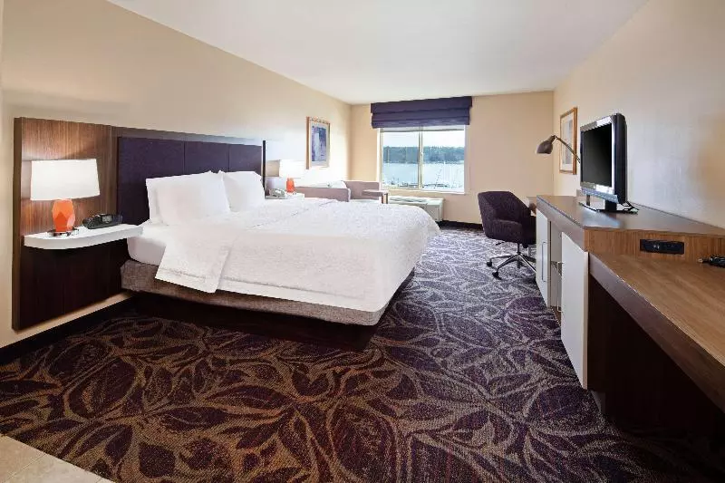 キングサイズベッドのスイートルーム, Hampton Inn & Suites Bremerton