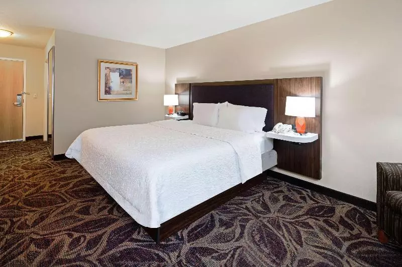 キングサイズベッドのスタンダードルーム, Hampton Inn & Suites Bremerton