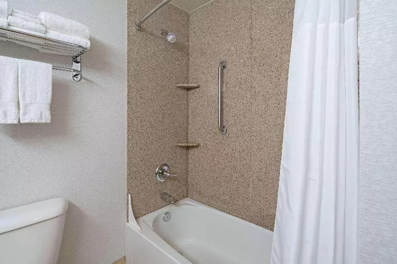 キングサイズベッドのスタンダードルーム, Hampton Inn & Suites Bremerton