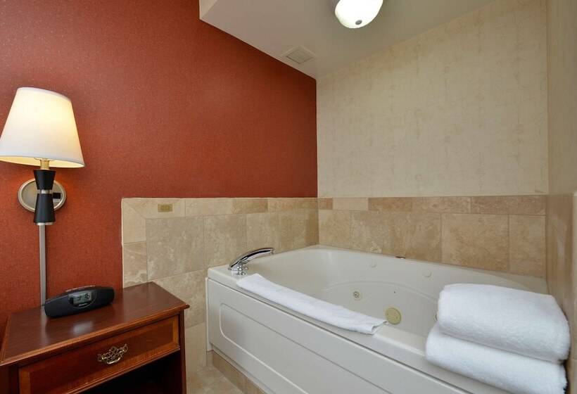 Люкс с гидромассажем, Hampton Inn East Aurora