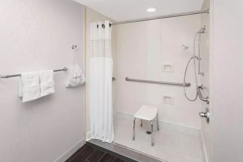 キングサイズベッドのスタンダードルーム, Hampton Inn Lancaster