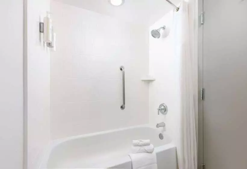 سوییت خانوادگی, Hampton Inn Naples Central