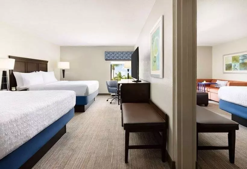 سوییت خانوادگی, Hampton Inn Naples Central