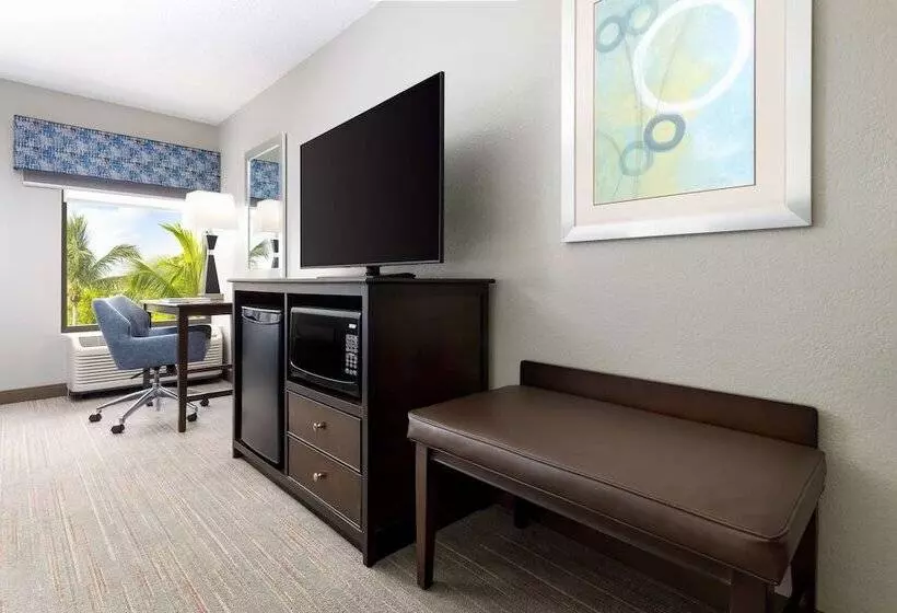 سوییت خانوادگی, Hampton Inn Naples Central