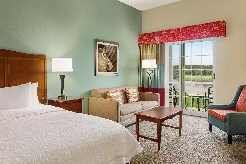 キングサイズベッドのスタンダードルーム, Hampton Inn & Suites Outer Banks/ Corolla
