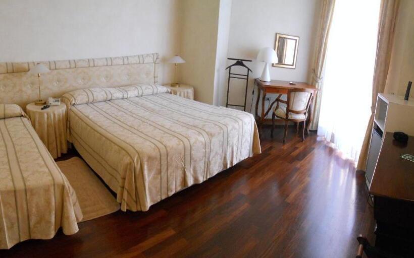 侧面海景标准三人间, Negresco