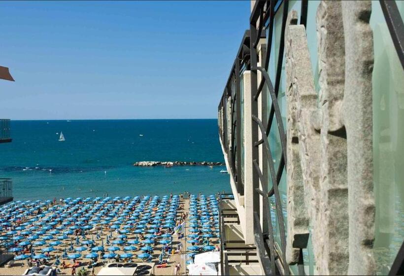 侧面海景标准三人间, Negresco