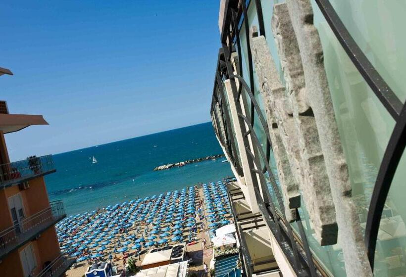 Номер Стандарт Четырехместный Боковой Вид на Море, Negresco
