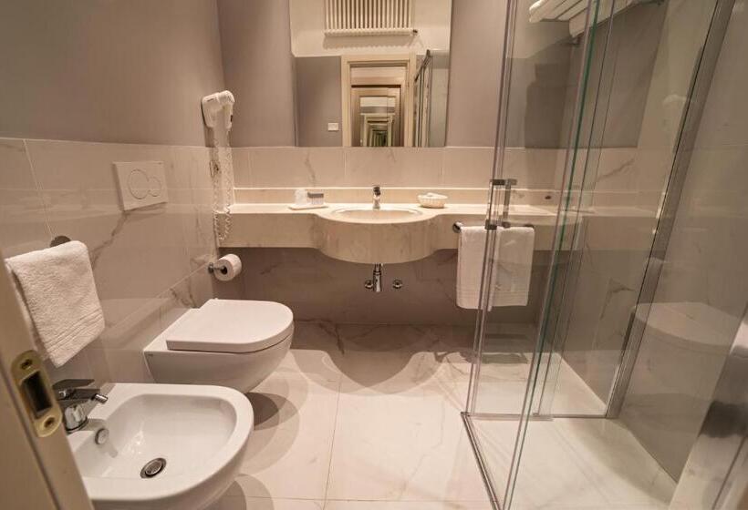 标准四人间侧面带海景, Negresco