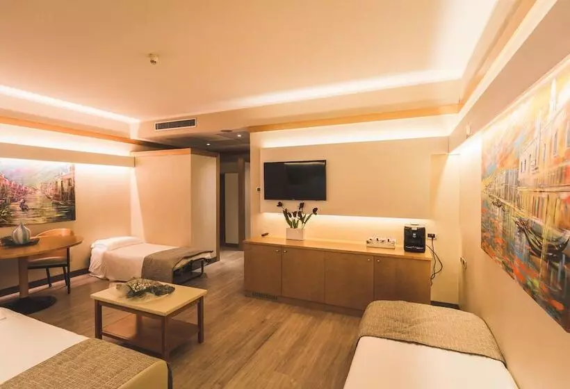 سوئیت جونیور با ماساژ آبی, Park Hotel Ai Pini & Restaurant Ai Pini