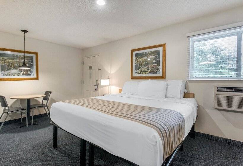 غرفة قياسية سرير كينج, Suburban Studios Lakeland North I4