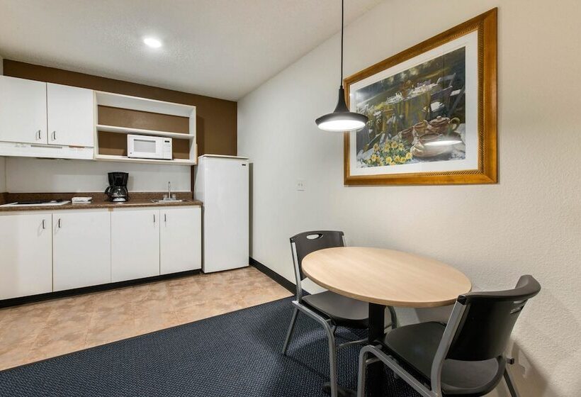 غرفة قياسية سرير كينج, Suburban Studios Lakeland North I4