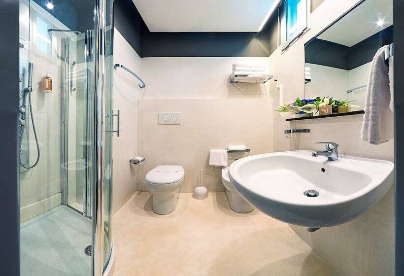 غرفة قياسية رباعية, Waldorf Palace