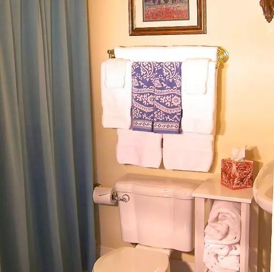 اتاق استاندارد با تخت بزرگ, Lyndon House Bed & Breakfast
