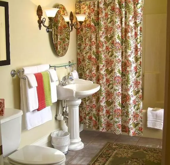سوئیت با تخت بزرگ, Lyndon House Bed & Breakfast