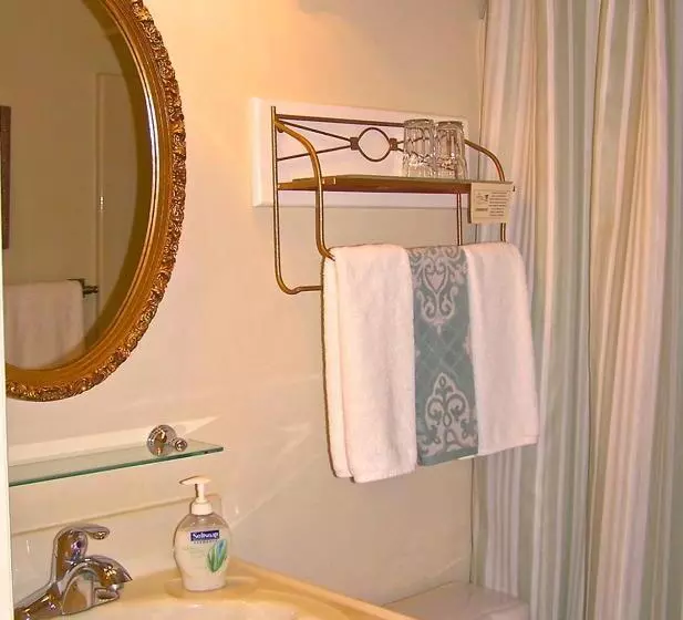 استودیوی استاندارد, Lyndon House Bed & Breakfast
