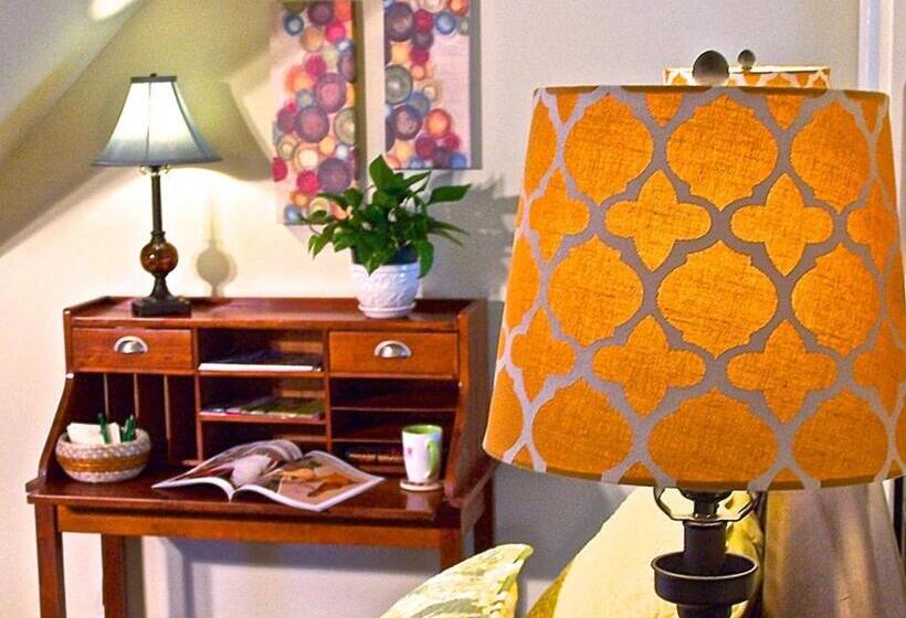 スタンダードスタジオ, Lyndon House Bed & Breakfast