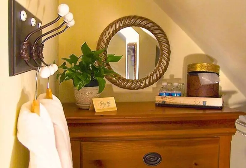 استودیوی استاندارد, Lyndon House Bed & Breakfast