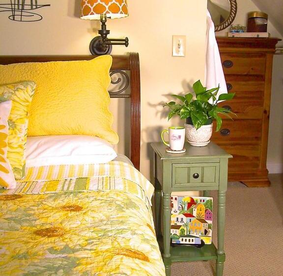 スタンダードスタジオ, Lyndon House Bed & Breakfast