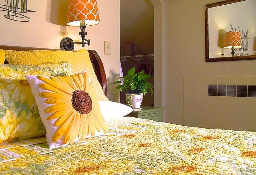 スタンダードスタジオ, Lyndon House Bed & Breakfast