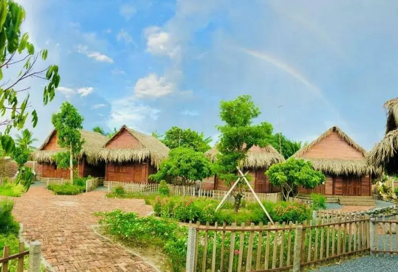 اتاق استاندارد چهارنفره با چشم‌انداز باغ, Rooster Mekong Garden & Villas