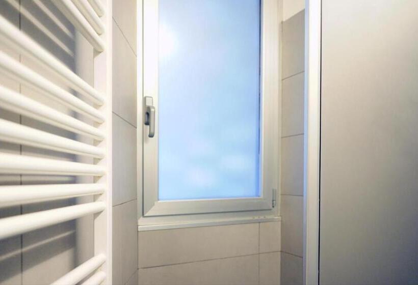 اتاق ساده سه نفره, Hi! Ostello Milano