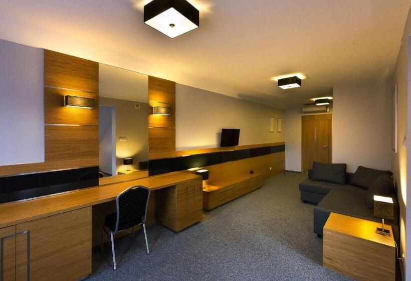 Номер Deluxe, Karo