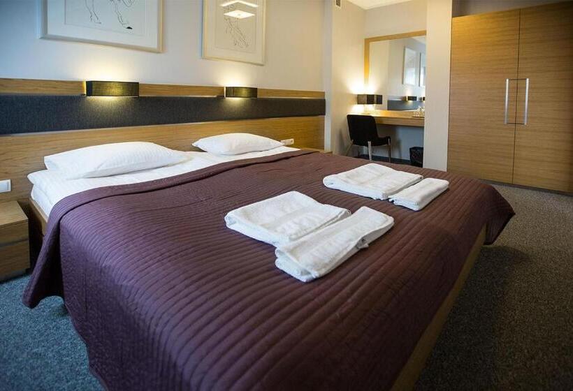 Номер Deluxe, Karo