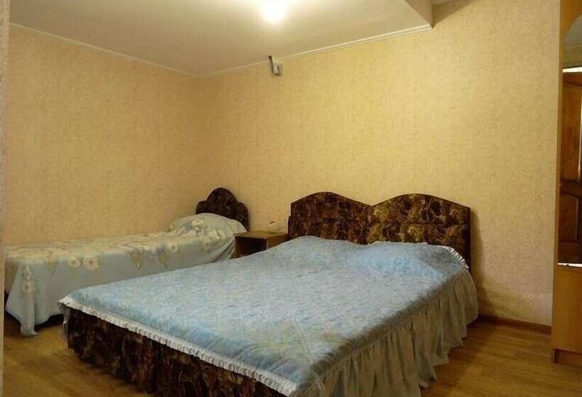 חדר אקונומי לשלושה, Guest House Lastochka