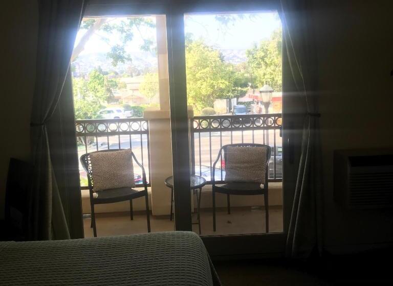 バルコニー付きスタンダードルーム, Bella Capri Inn And Suites