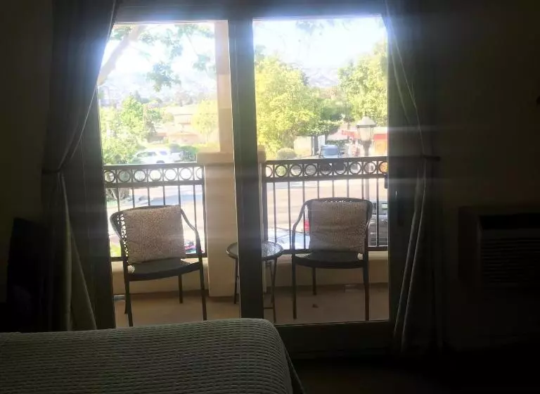 اتاق استاندارد با بالکن, Bella Capri Inn And Suites