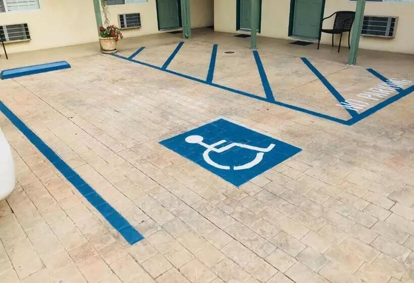 اتاق استاندارد با تخت بزرگ برای معلولان, Bella Capri Inn And Suites