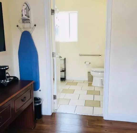 اتاق استاندارد با تخت بزرگ برای معلولان, Bella Capri Inn And Suites