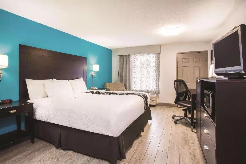 キングサイズベッドのスタンダードルーム, La Quinta By Wyndham Oceanfront Daytona Beach