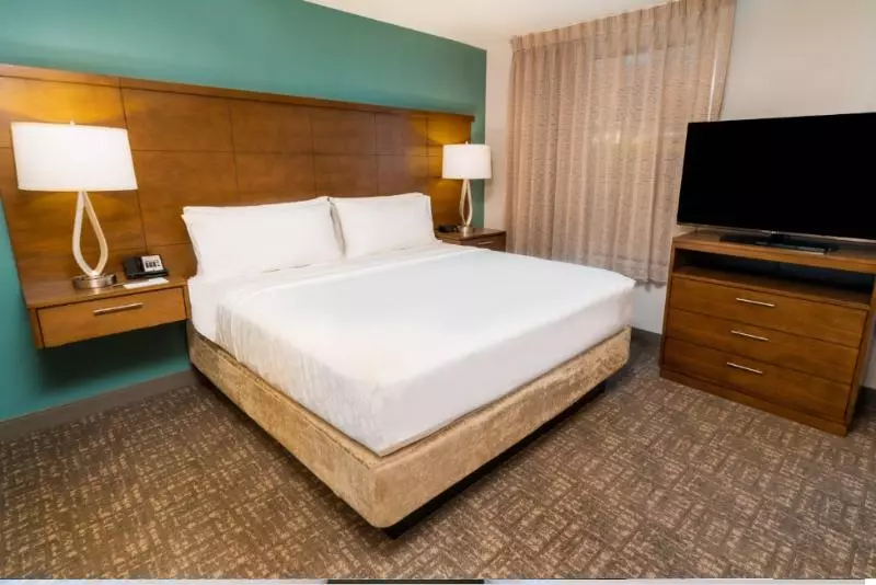 اتاق استاندارد با تخت بزرگ, Lakehouse Resort