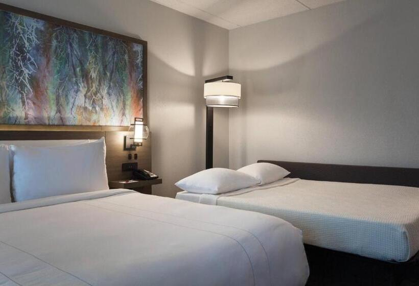 带大床的标准间, Marriott Savannah Riverfront