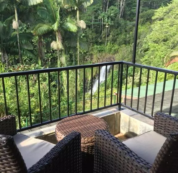 Premium room with view, The Inn At Kulaniapia Falls