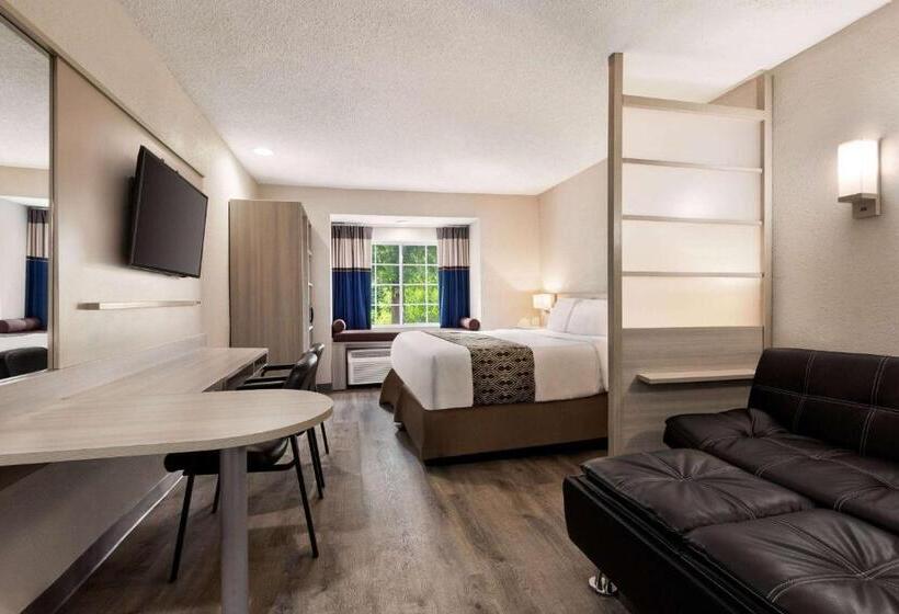 מיטת קינג בסוויטה, Microtel Inn & Suites By Wyndham Florence/cincinnati Airpo