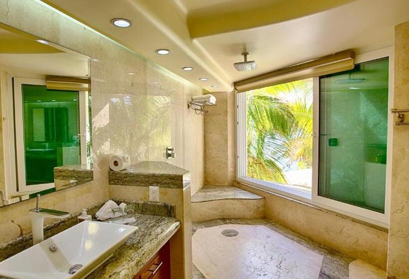 מיטת קינג בסוויטה, South Shore Villa Armonia Luxury Boutique