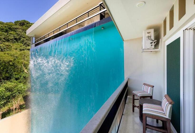 מיטת קינג בסוויטה, South Shore Villa Armonia Luxury Boutique