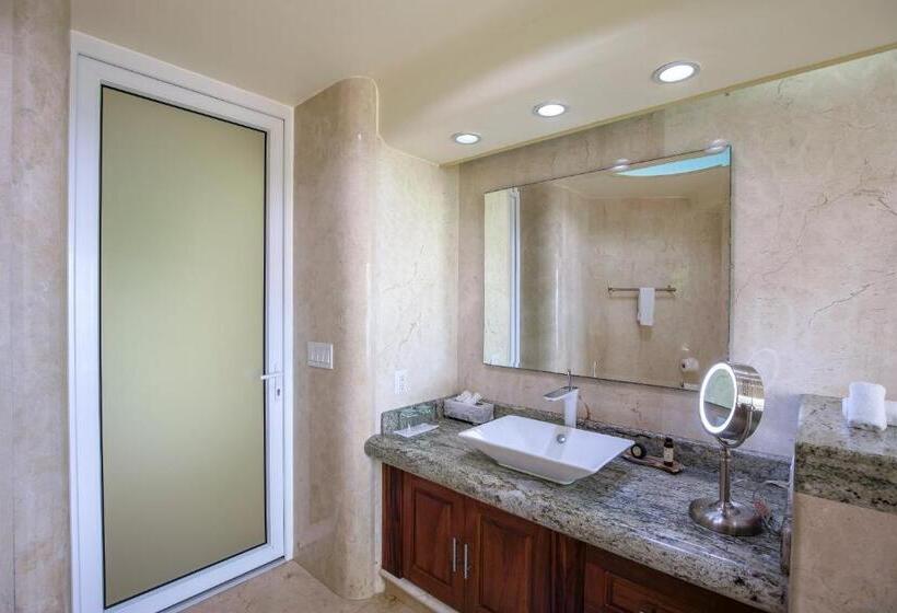 מיטת קינג בסוויטה, South Shore Villa Armonia Luxury Boutique