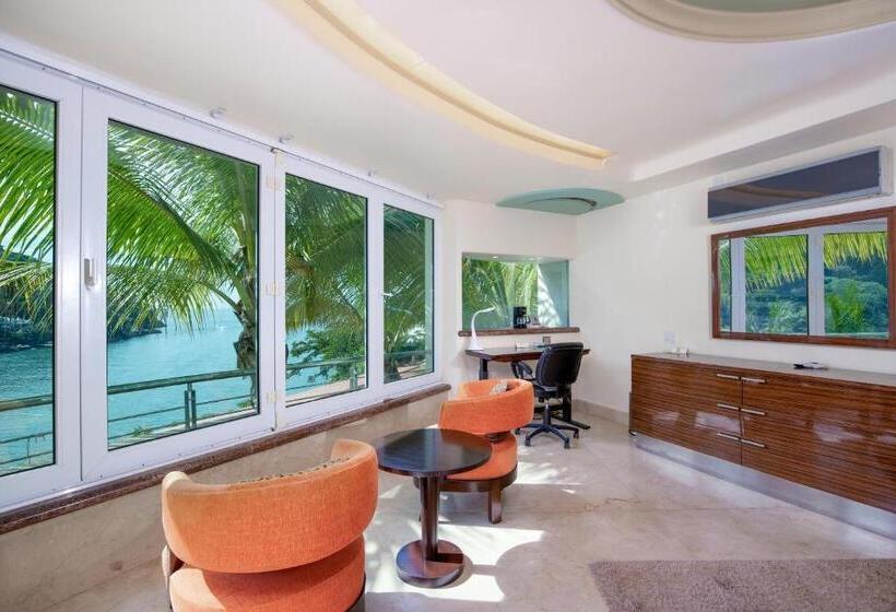 מיטת קינג בסוויטה, South Shore Villa Armonia Luxury Boutique