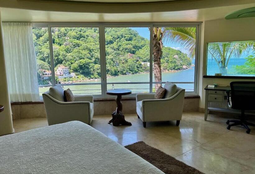 מיטת קינג בסוויטה, South Shore Villa Armonia Luxury Boutique