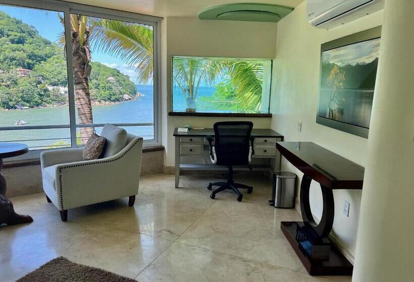 מיטת קינג בסוויטה, South Shore Villa Armonia Luxury Boutique