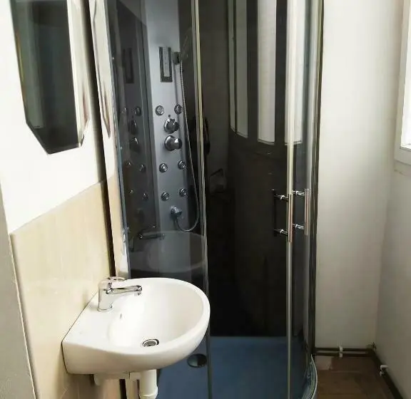 اتاق استاندارد با سرویس بهداشتی مشترک, Tourist Room Maria