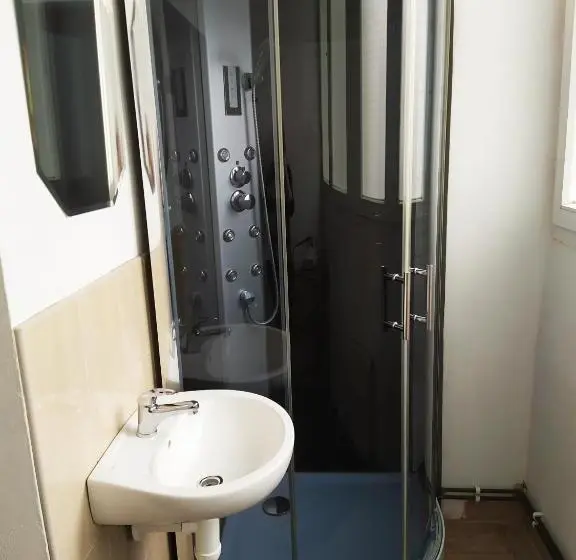 اتاق استاندارد سه تخته با سرویس بهداشتی مشترک, Tourist Room Maria