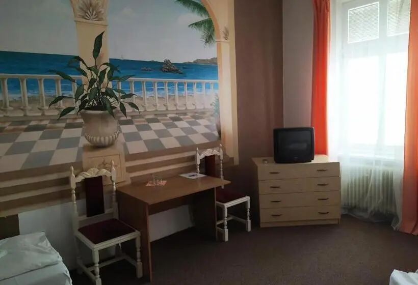 اتاق استاندارد سه تخته با سرویس بهداشتی مشترک, Tourist Room Maria