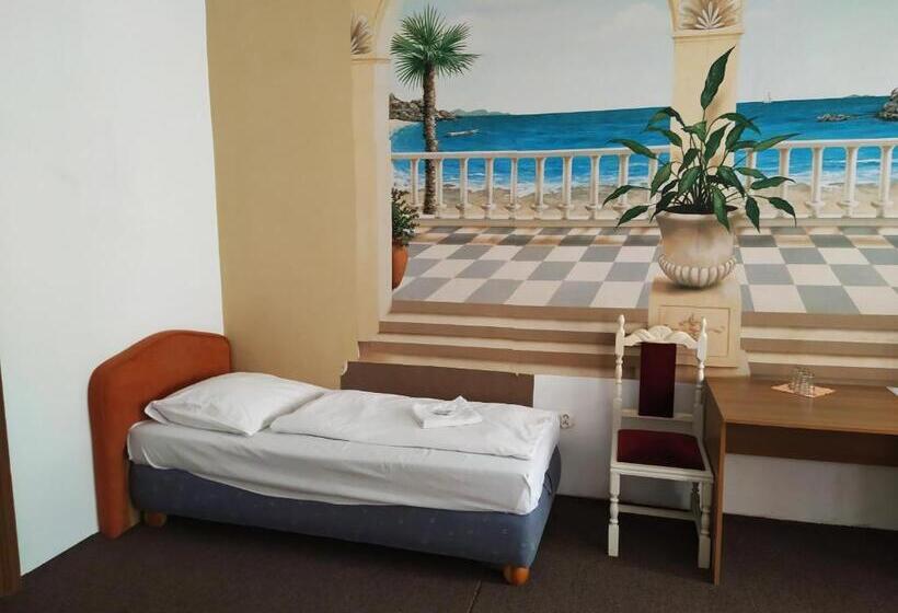 غرفة قياسية ثلاثية حمام مشترك, Tourist Room Maria
