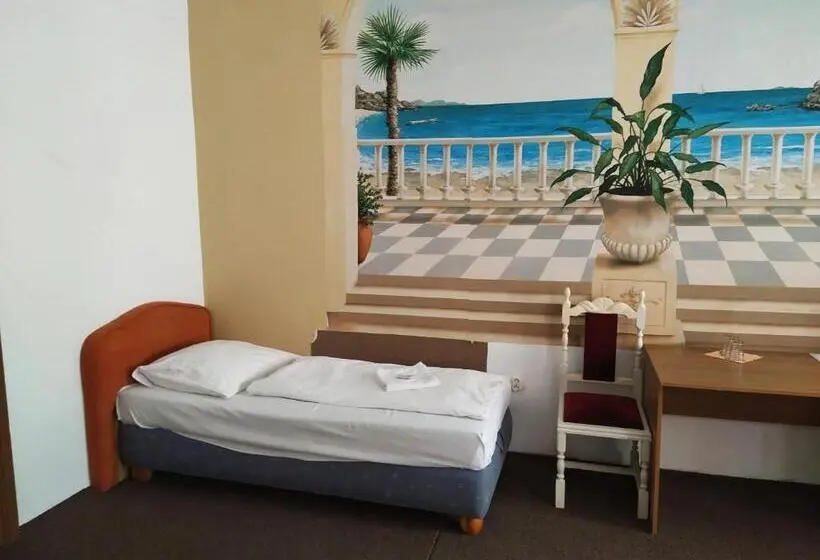 اتاق استاندارد سه تخته با سرویس بهداشتی مشترک, Tourist Room Maria